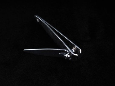 tırnak makası siyah arka plan üzerine