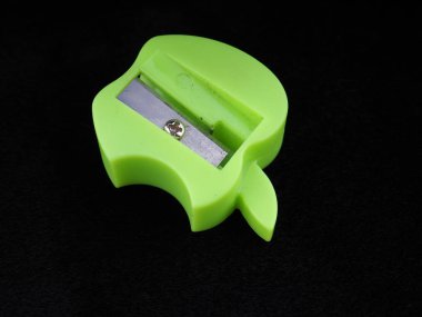 siyah bir zemin üzerine kalemtıraş