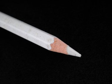 siyah bir zemin üzerine beyaz kalem