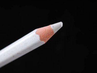 siyah bir zemin üzerine beyaz kalem