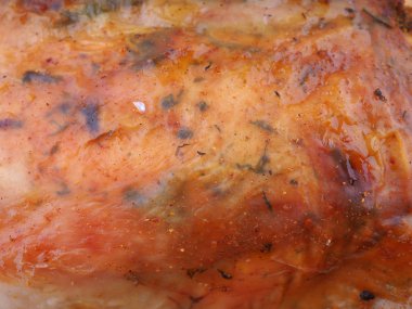 Beyaz arka planda kızarmış tavuk