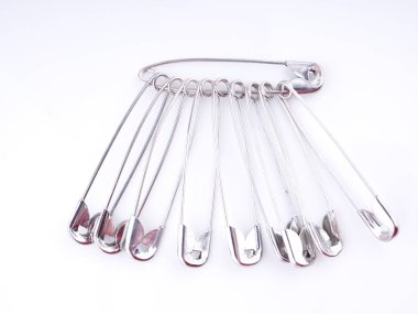 beyaz zemin üzerine iğne