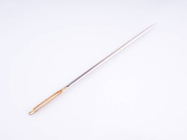 Beyaz arka plan üzerinde Dikiş iğneler