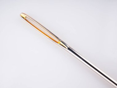 Beyaz arka plan üzerinde Dikiş iğneler