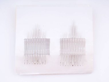 Beyaz arka plan üzerinde Dikiş iğneler