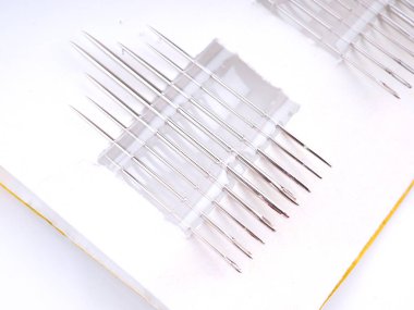 Beyaz arka plan üzerinde Dikiş iğneler