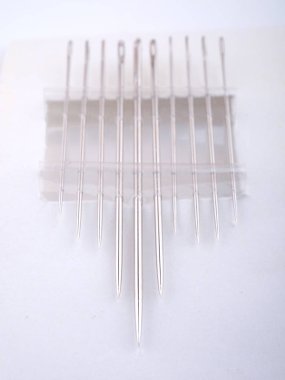 Beyaz arka plan üzerinde Dikiş iğneler