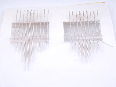 Beyaz arka plan üzerinde Dikiş iğneler