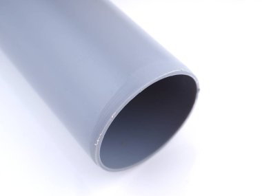 Beyaz arka planda plastik boru