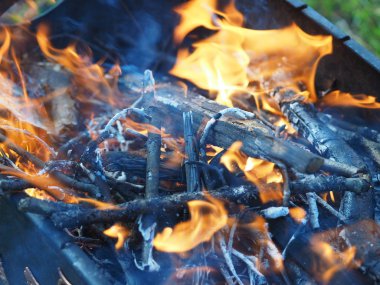 Ateşte ateş ve kömür