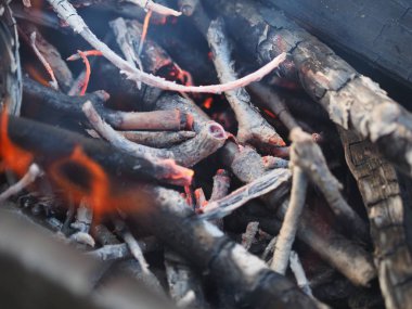 Ateşte ateş ve kömür