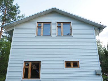 Çerçeve beyaz kaplamalı.