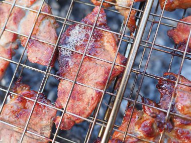 Izgarada pişmiş et.