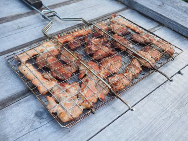 Izgarada pişmiş et.