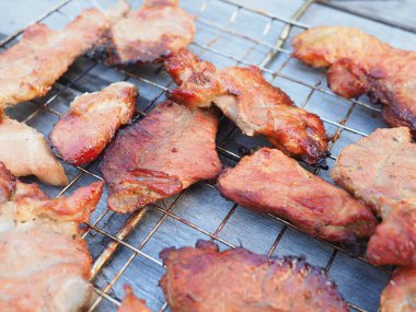 Izgarada pişmiş et.