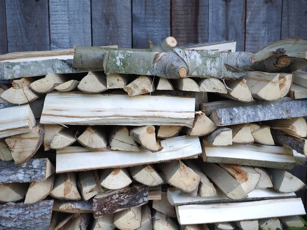 Дрова осины в сарае — стоковое фото