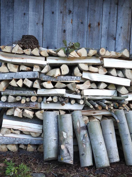 Brandhout aspen in de schuur — Stockfoto