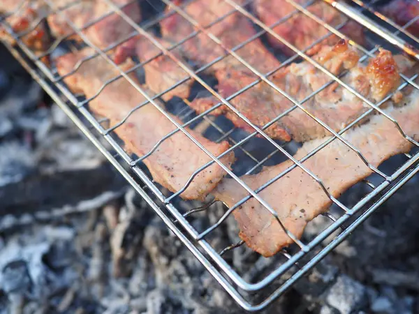 Gegrild vlees gekookt op de grill — Stockfoto