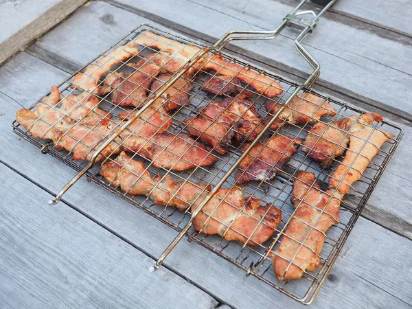 Gegrilltes Fleisch auf dem Grill — Stockfoto