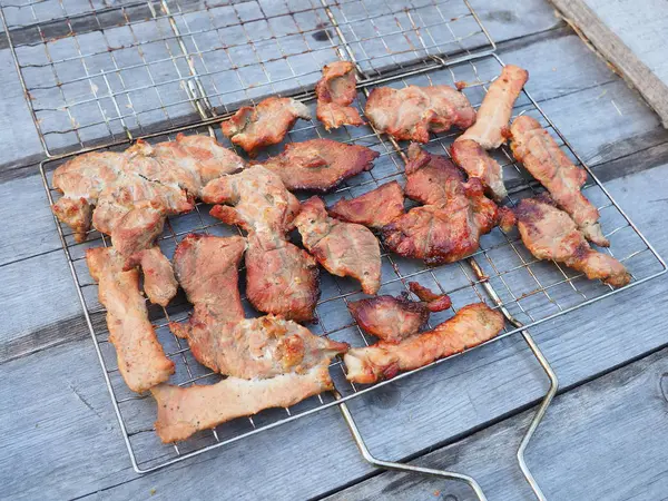 Gegrilltes Fleisch auf dem Grill — Stockfoto