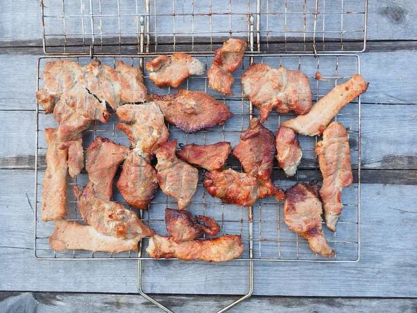 Gegrilltes Fleisch auf dem Grill — Stockfoto