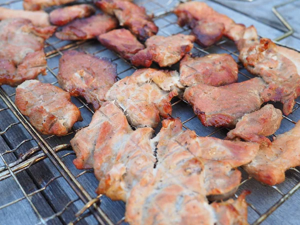 Carne grelhada cozida na grelha — Fotografia de Stock