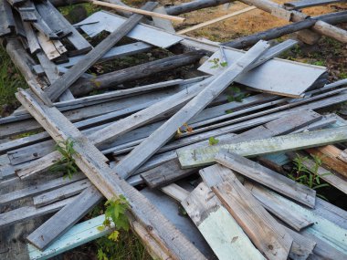 Çimlerdeki eski tahtalar