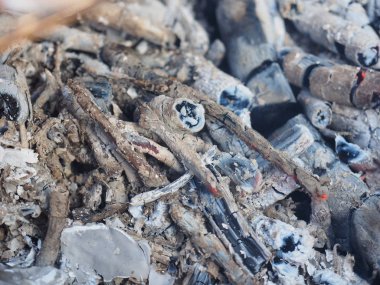 Ateşte ateş ve kömür