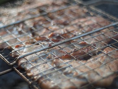 Izgarada pişmiş et.