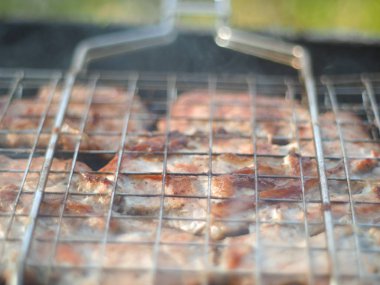 Izgarada pişmiş et.