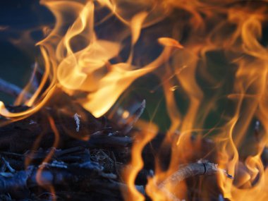 Ateşte ateş ve kömür