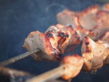 Izgarada pişmiş et.