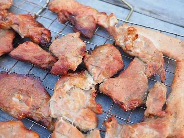 Carne grelhada cozida na grelha — Fotografia de Stock