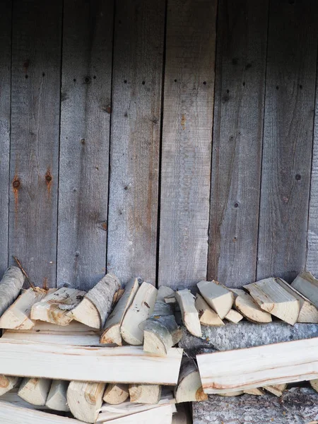 Brandhout aspen in de schuur — Stockfoto