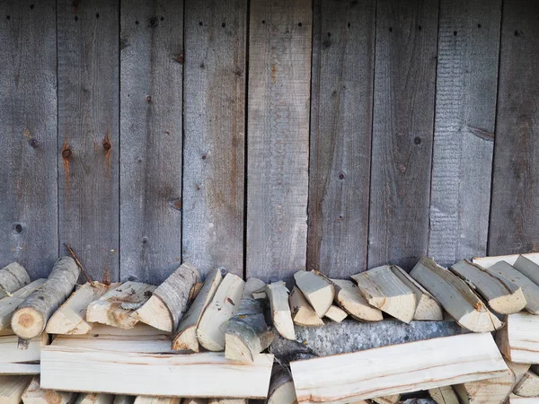 Осика дрова в сараї — стокове фото