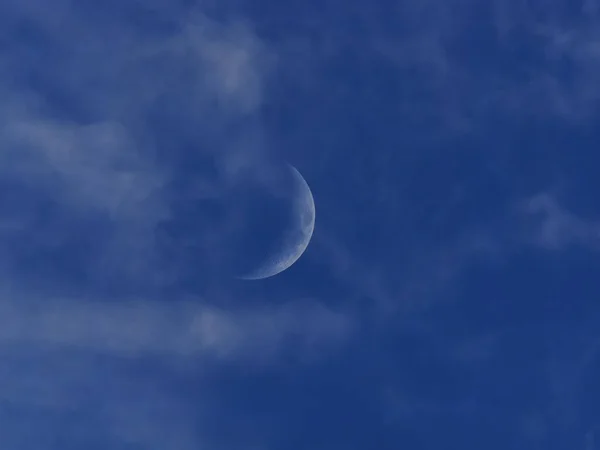 Mavi gökyüzündeki ay. bulutlar — Stok fotoğraf