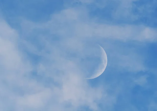 Lune sur le ciel bleu. les nuages — Photo