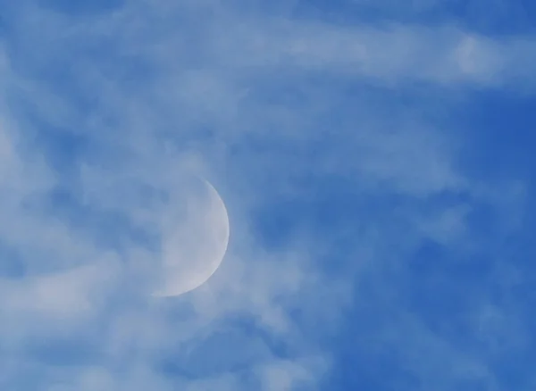 Månen på den blå himlen. molnen — Stockfoto