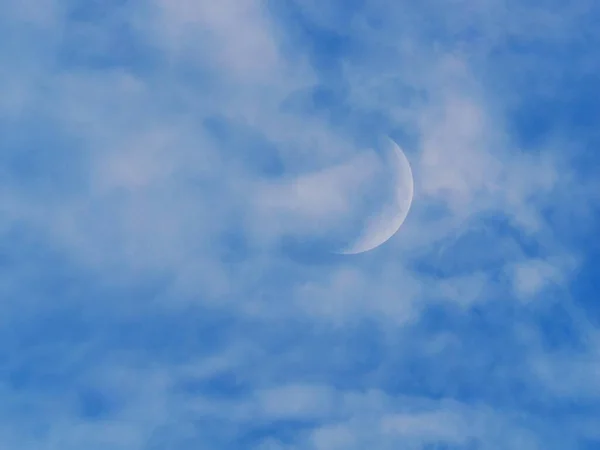 蓝天上的月亮。 云彩 — 图库照片