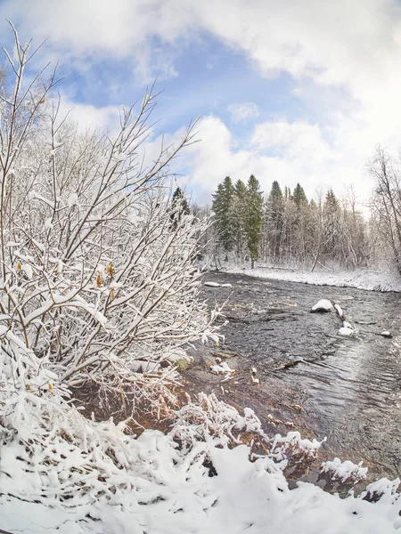 Flod på vintern. Ryssland — Stockfoto