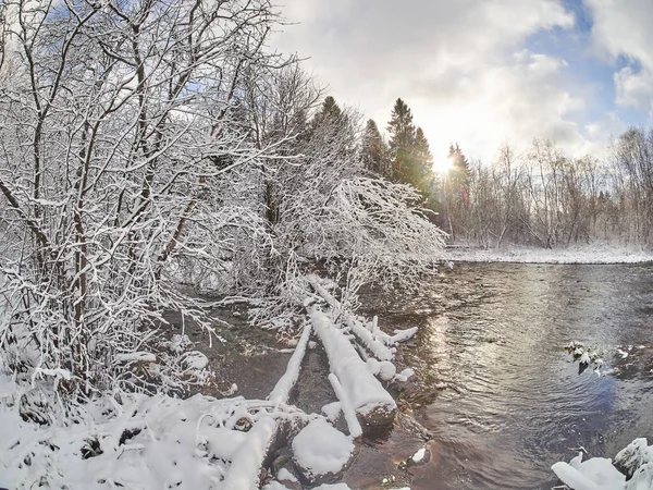 Flod på vintern. Ryssland — Stockfoto