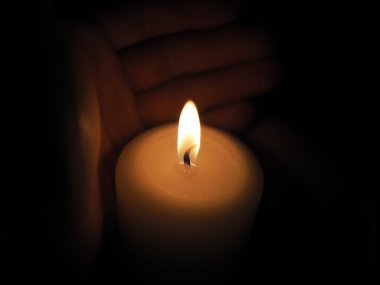 Siyah arkaplanda bir mum.