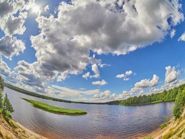 Yazın nehir kıyısında.