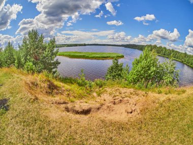 Yazın nehir kıyısında.