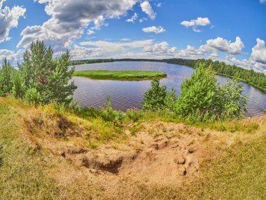 Yazın nehir kıyısında.