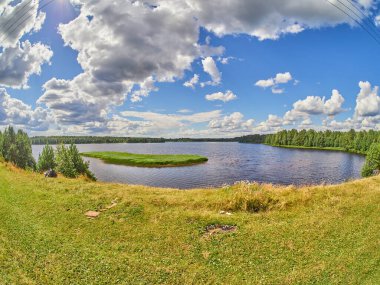 Yazın nehir kıyısında.