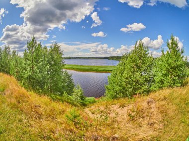 Yazın nehir kıyısında.