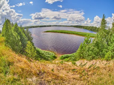 Yazın nehir kıyısında.