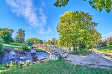 Parktaki nehir. sonbahar