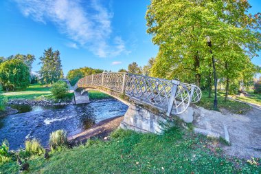 Parktaki nehir. sonbahar